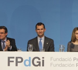 Los Príncipes de Asturias y de Girona junto al presidente de la de la Generalitat de Cataluña, Artur Mas, el ministro de Educación,Ángel Gabilondo, y 