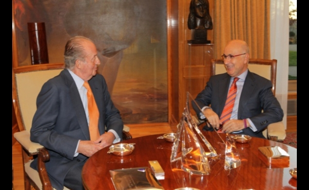 Don Juan Carlos conversa con Josep Antoni Duran i Lleida, representante designado por Convergència y Unió