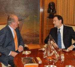 Don Juan Carlos conversa con Mariano Rajoy, representante designado por el Partido Popular