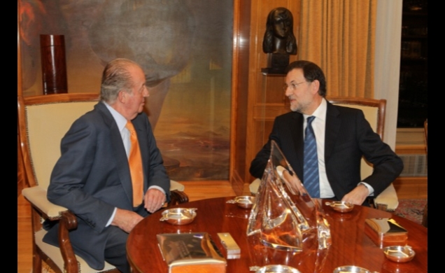 Don Juan Carlos conversa con Mariano Rajoy, representante designado por el Partido Popular