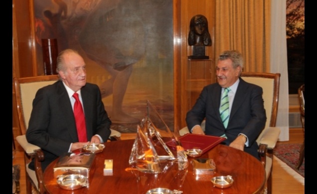 Don Juan Carlos con el presidente del Congreso, Jesús Posada
