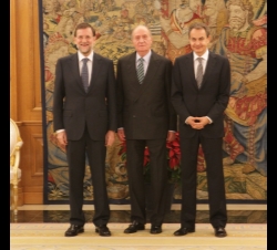 Su Majestad el Rey, junto al nuevo presidente del Gobierno, Mariano Rajoy, y su antecesor, José Luis Rodríguez Zapatero