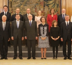 Fotografía de grupo de Sus Majestades los Reyes con el nuevo Gobierno