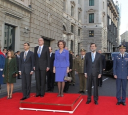 Sus Majestades los Reyes y Sus Altezas Reales los Príncipes de Asturias, acompañados por el Presidente del Gobierno y del Jefe de Estado Mayor de la D