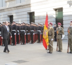 Don Juan Carlos pasa revista a las tropas