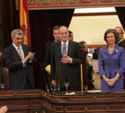 Don Juan Carlos recibe el aplauso de los asistentes tras su intervención