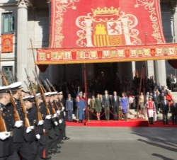 Los Reyes y los Príncipes de Asturias presencian el desfile de una Agrupación de las Fuerzas Armadas