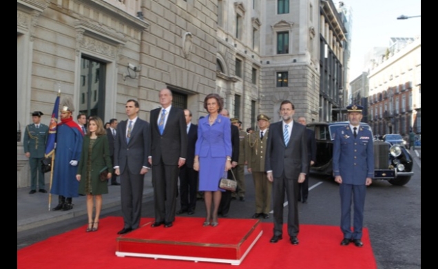 Sus Majestades los Reyes y Sus Altezas Reales los Príncipes de Asturias, acompañados por el Presidente del Gobierno y del Jefe de Estado Mayor de la D
