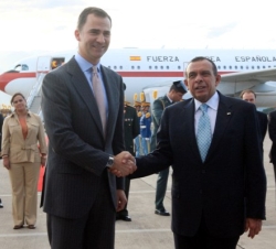 Su Alteza Real recibe el saludo del Presidente de la República de Honduras, Porfirio Lobo