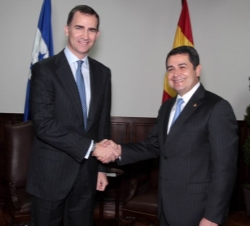 Don Felipe recibe el saludo del presidente del Parlamento hondureño, Juan Orlando Hernández