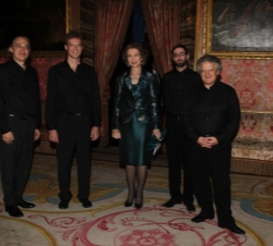Su Majestad la Reina junto a los componentes del Cuarteto Arditti de Londres