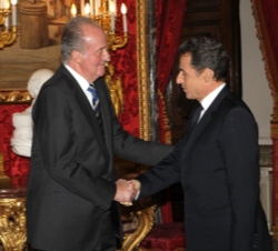 Su Majestad el Rey saluda al Presidente francés, a su llegada al Palacio Real