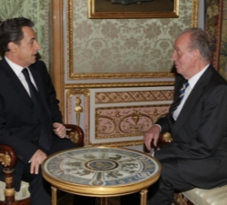 Don Juan Carlos y Nicolas Sarkozy durante su encuentro