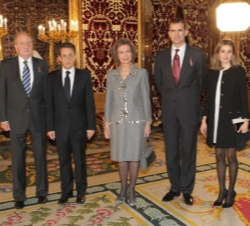 Los Reyes y los Príncipes de Asturias junto al Presidente de la República Francesa
