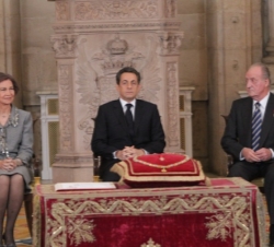 Sus Majestades los Reyes y el Presidente francés durante el acto