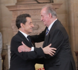 Don Juan Carlos y Nicolas Sarkozy se saludan tras la imposición del Toisón de Oro