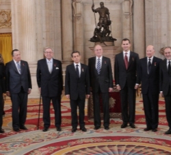 Fotografía de grupo del Rey junto al Príncipe de Asturias, el Presidente de la República Francesa y varias presonalidades que han recibido el Toisón d
