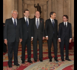 Don Juan Carlos junto al presidente y ex presidentes del Gobierno