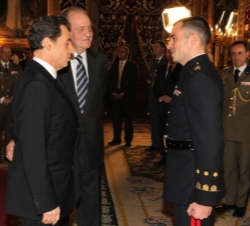 Su Majestad el Rey y Nicolas Sarkozy saludan al capitán de la Guardia Real, que participó en el rescate de una rehén francesa en aguas del indico