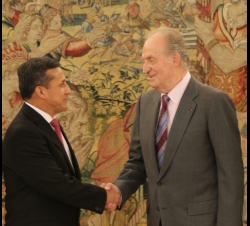 Don Juan Carlos recibe el saludo de Ollanta Humala, Presidente de la República del Perú