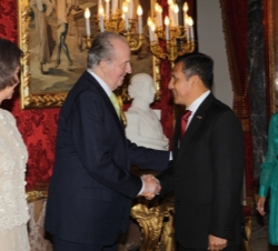 Sus Majestades son saludados por el Presidente de la República del Perú y su esposa a su llegada al Palacio Real