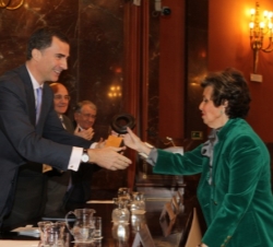 El Príncipe entrega el premio a Carmen Mateu, presidenta del Festival Castell de Peralada, y a Arturo Suqué, presidente de Grup Peralada