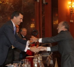 Don Felipe hace entrega del premio a Javier de Agustí, consejero delegado de AXA España y vicepresidente de la Fundación AXA