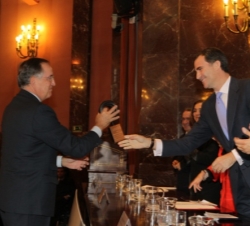 El Príncipe de Asturias entrega el premio a Antonio Basagoiti, presidente de la Fundación Banesto