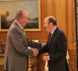 Don Juan Carlos recibe el saludo de Alfredo Pérez Rubalcaba