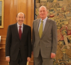 Su Majestad el Rey junto al secretario general del Partido Socialista Obrero Español, Alfredo Pérez Rubalcaba