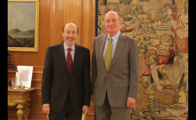 Su Majestad el Rey junto al secretario general del Partido Socialista Obrero Español, Alfredo Pérez Rubalcaba