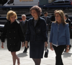 La Reina, a su llegada, acompañada por la ministra de Sanidad, Servicios Sociales e Igualdad, Ana Mato, y la presidenta de la fundación Mujeres porÁfr