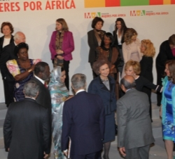 Doña Sofía conversa con algunos de los asistentes a la presentación de la fundación Mujeres porÁfrica