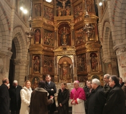 Los Príncipes durante su recorrido en el interior de la Catedral