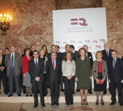 La Reina, junto a las autoridades y miembros del Patronato de la Fundación RenalÍñigoÁlvarez de Toledo