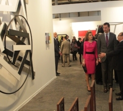Don Felipe y Doña Letizia durante su recorrido por la Feria Internacional del Arte Contemporáneo