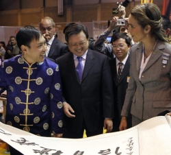 Su Alteza Real la Infanta Doña Elena en el Chinese Service Center