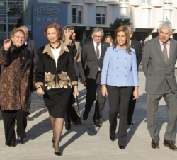 La Reina junto a la ministra de Sanidad, Servicios Sociales e Igualdad, Pasqual Maragall y su esposa, a su llegada