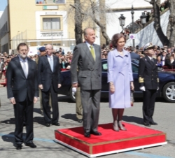 Sus Majestades a su llegada a la Plaza de España de Cádiz