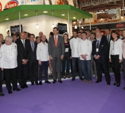 Fotografía de grupo con los cocineros presentes en la Feria