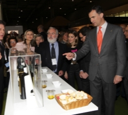 Los Príncipes junto al ministro de Agricultura, Alimentaria y Medio Ambiente, observan los aceites españoles premiados este año por el Ministerio