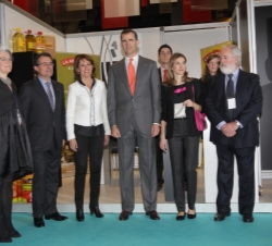 Sus Altezas Reales junto a los presidentes de Cataluña y Navarra, y el ministro de Agricultura, Alimentaria y Medio Ambiente, en el stand de Navarra