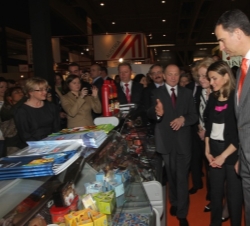 Los Príncipes de Asturias observan los productos del stand de Polonia