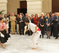 Su Majestad la Reina presencia un baile tradicional