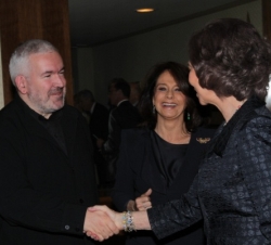 La Reina saluda al director y fundador de Les Musiciens du Louvre Grenoble, Marc Minkowski