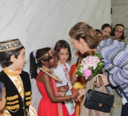 Su Alteza Real saluda a los niños que le dieron la bienvenida