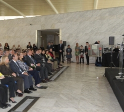 Doña Elena y el resto de asistentes, durante la intervención de la presidenta de la AIDE