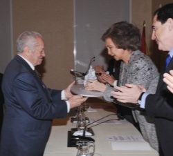 La Reina entrega el galardón al Dr. José María Segovia de Arana