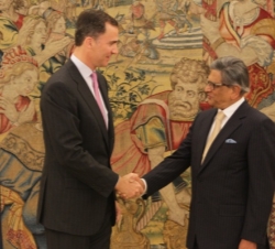 Su Alteza Real el Príncipe de Asturias recibe el saludo del ministro de Asuntos Exteriores de la República de la India
