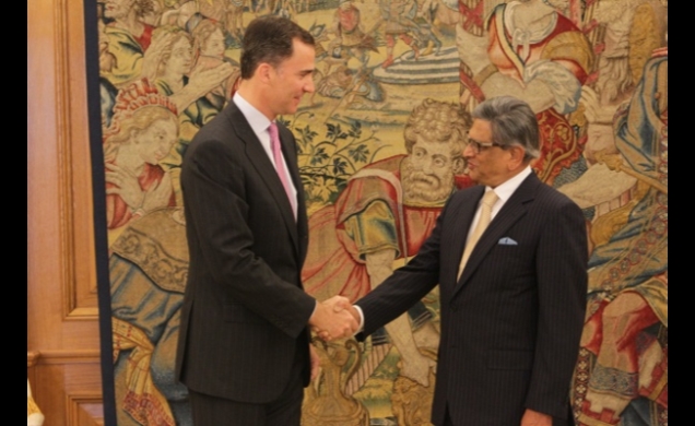 Su Alteza Real el Príncipe de Asturias recibe el saludo del ministro de Asuntos Exteriores de la República de la India